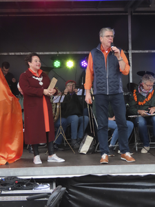 902330 Afbeelding van de welkomsttoespraak van voorzitter Kees Verkerk van de 100-jarige Oranjevereniging De Meern op ...